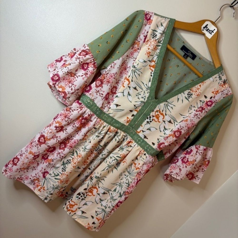 Suzanne Betro Floral V-Neck Blouse with Green Accents women's sz M preworn